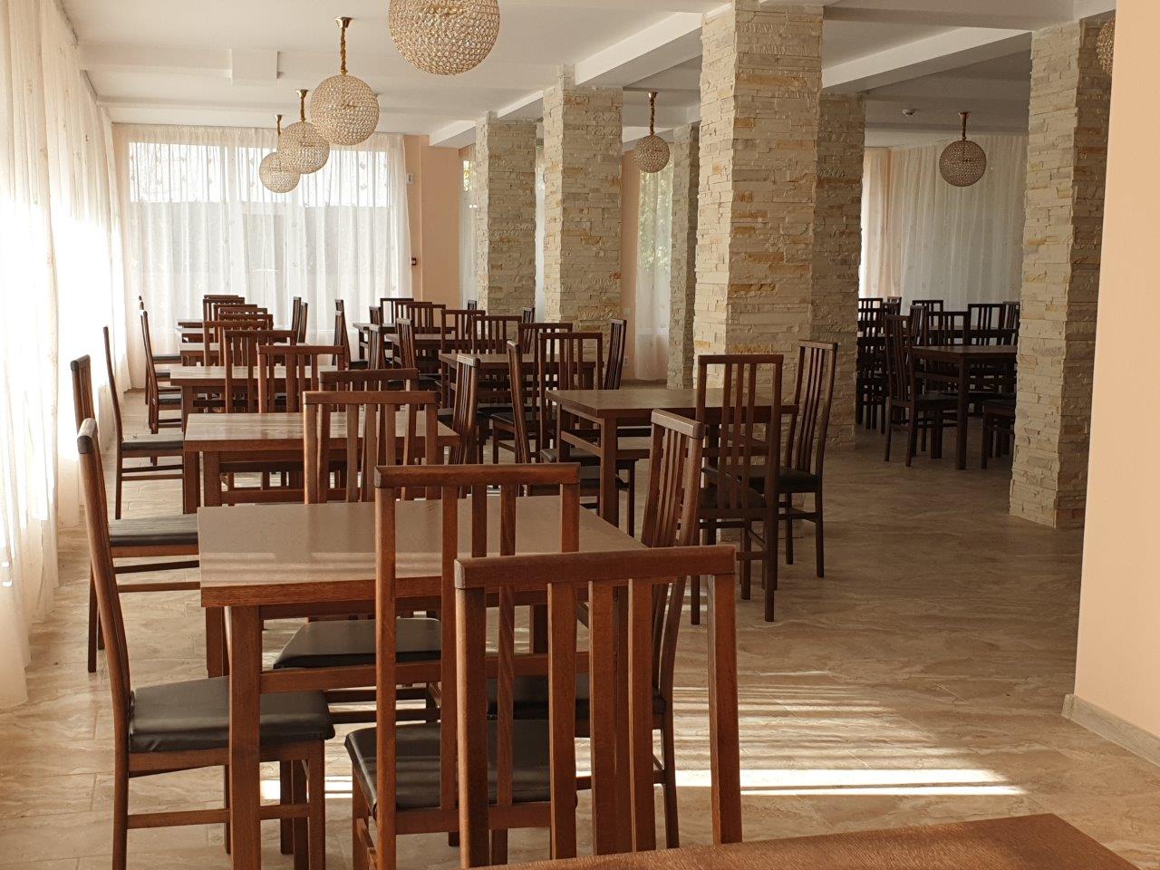La masă, Căminul de bătrâni Stejarul