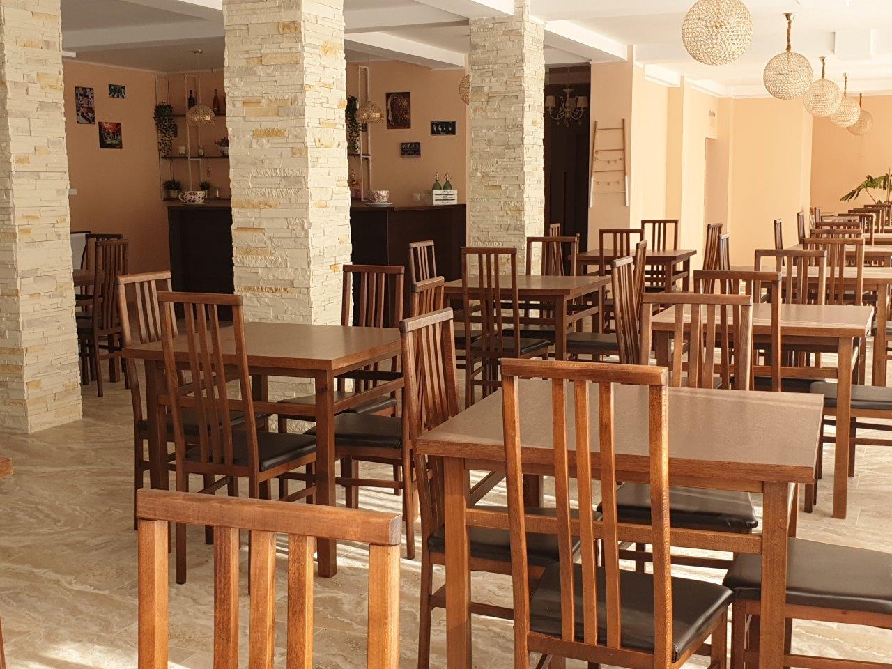 La masă, Căminul de bătrâni Stejarul