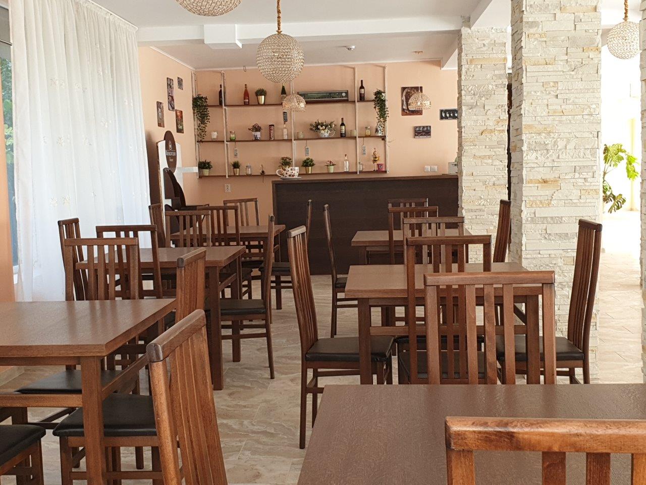 Rezidenți la masă în salonul Căminului de bătrâni Stejarul