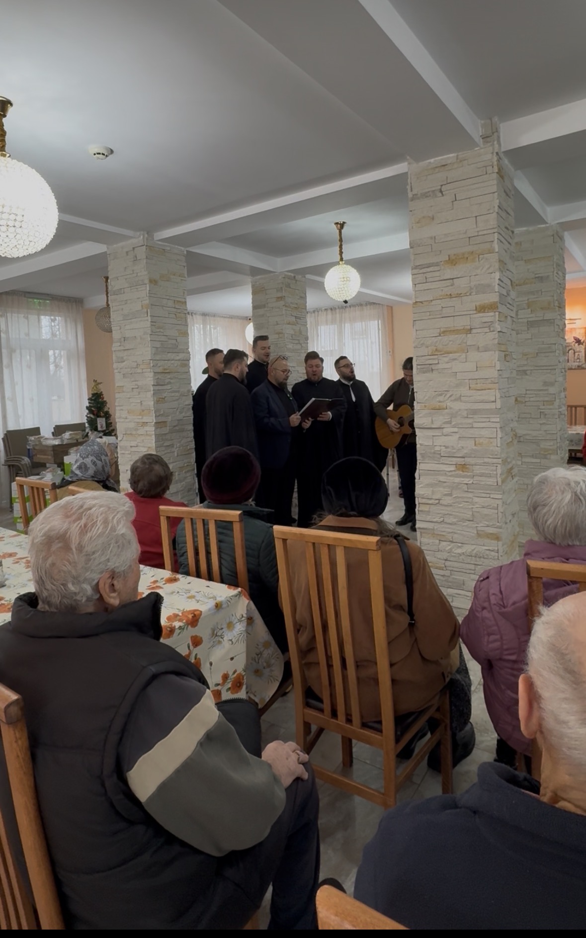 Sărbători împreună, Căminul de bătrâni Stejarul