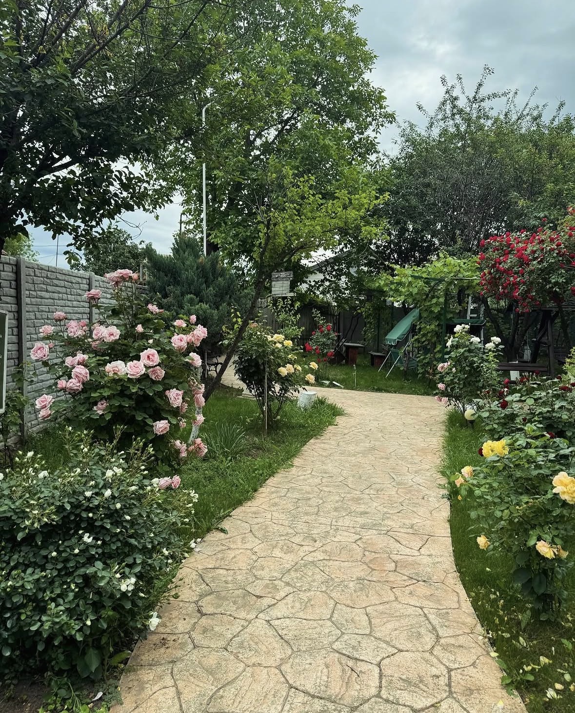 Alei și foișoare, grădina Căminului de bătrâni Stejarul